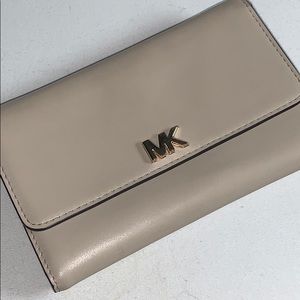 🤎Michael Kors Wallet , Nude, Cream  Color 🤎!!
